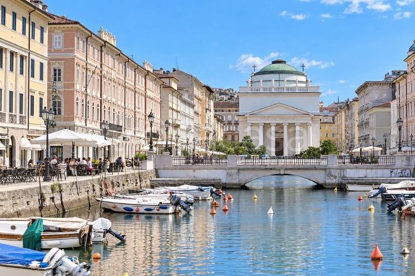 appartamento in vendita a Trieste in zona Borgo Teresiano