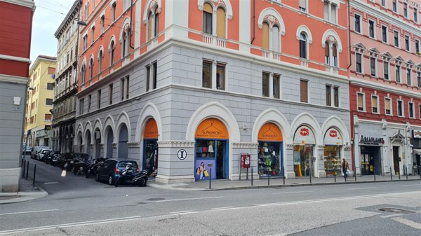 locale commerciale in vendita a Trieste in zona Barriera vecchia