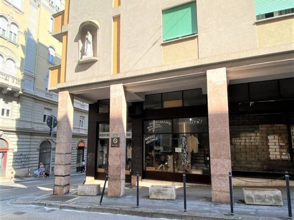locale commerciale in vendita a Trieste in zona Città Nuova