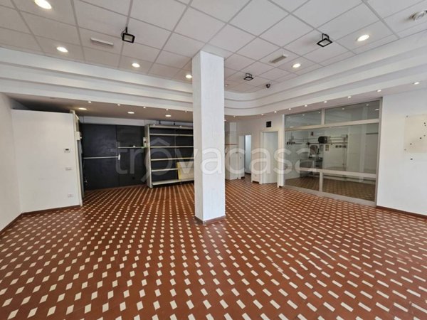 locale commerciale in vendita a Trieste in zona Valmaura