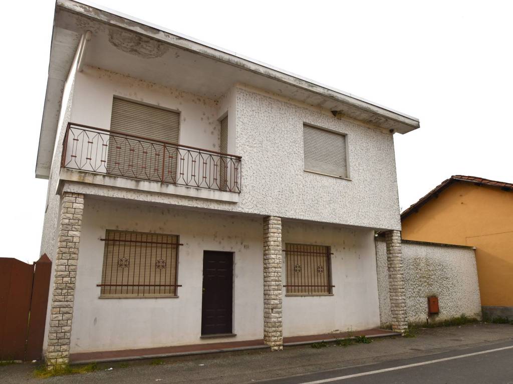 casa indipendente in vendita ad Albano Vercellese