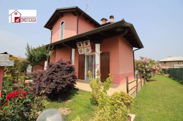 casa indipendente in vendita ad Albano Vercellese