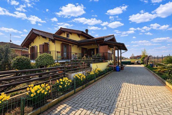 casa indipendente in vendita ad Alice Castello