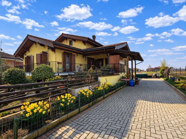 casa indipendente in vendita ad Alice Castello