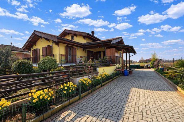 casa indipendente in vendita ad Alice Castello