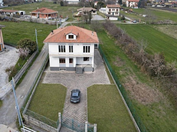 casa indipendente in vendita ad Alice Castello