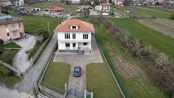 casa indipendente in vendita ad Alice Castello