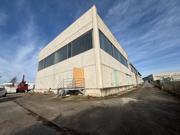 locale commerciale in vendita ad Arborio