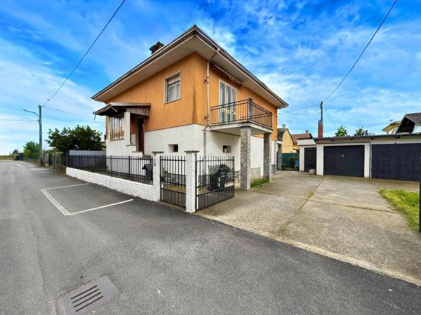 casa indipendente in vendita a Bianzè