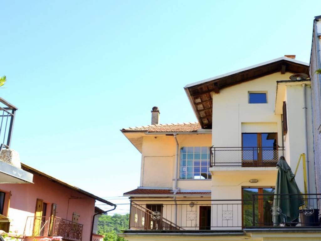 casa semindipendente in vendita a Borgosesia