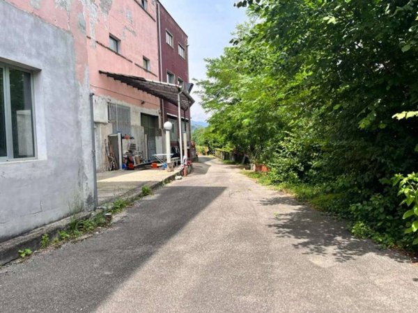 locale commerciale in vendita a Borgosesia