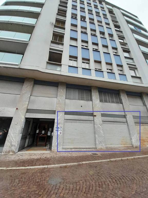 negozio in vendita a Borgosesia