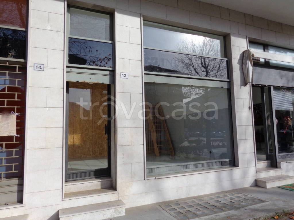 negozio in vendita a Borgosesia