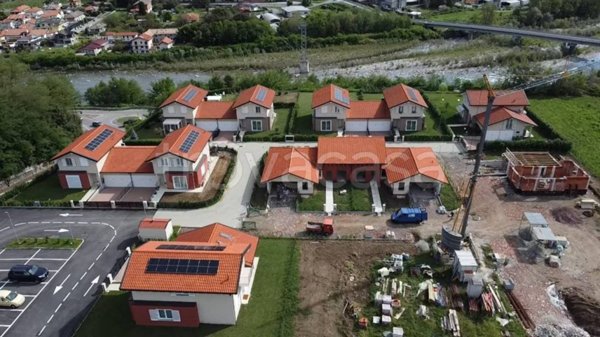 casa indipendente in vendita a Borgosesia