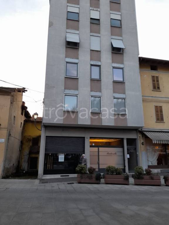 negozio in vendita a Borgosesia