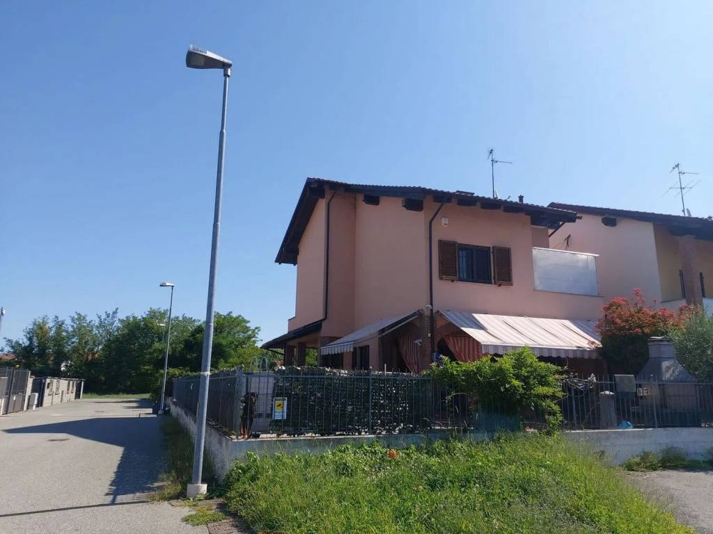 casa indipendente in vendita a Borgo Vercelli