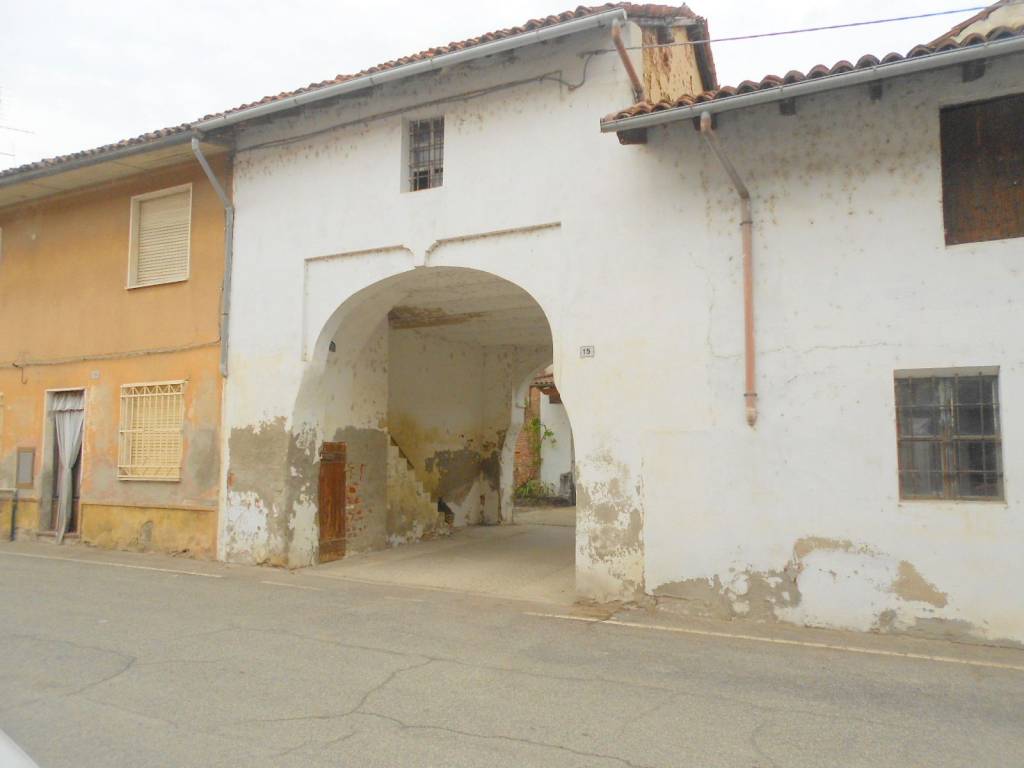 locale commerciale in vendita a Caresana
