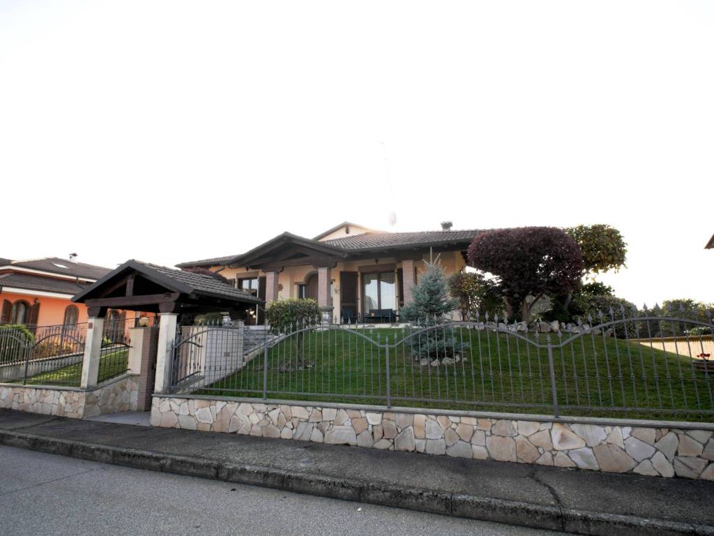 casa indipendente in vendita a Caresanablot