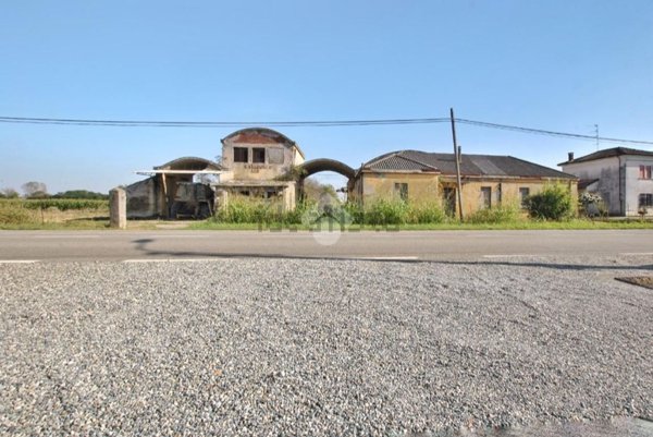locale di sgombero in vendita a Carisio