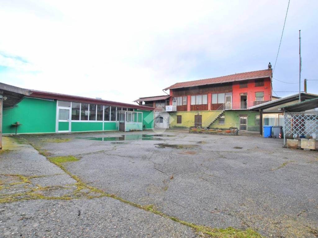 negozio in vendita a Cigliano in zona Olmetto
