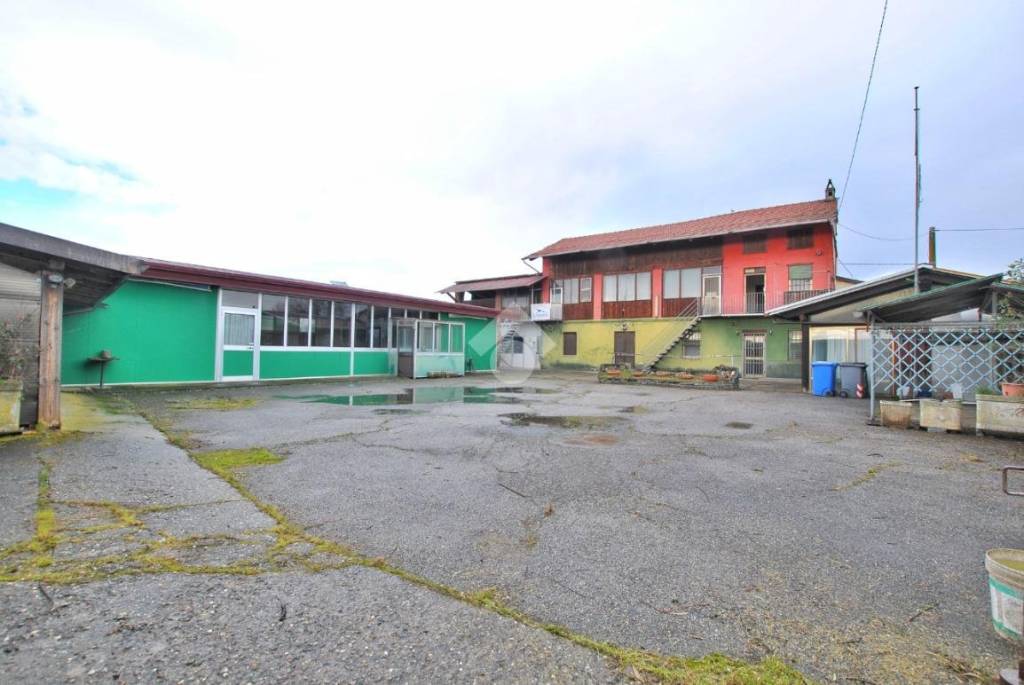 negozio in vendita a Cigliano in zona Ronchi