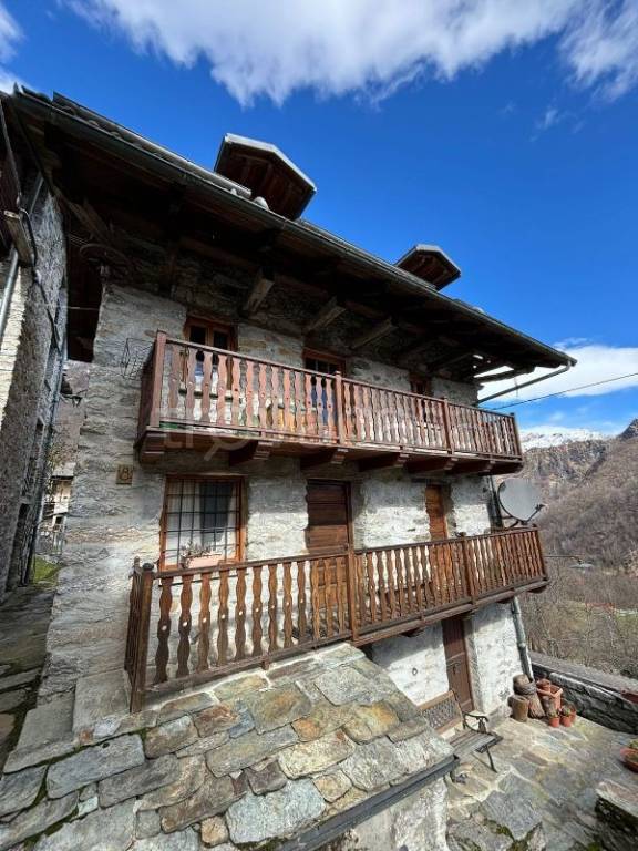 casa indipendente in vendita a Cravagliana
