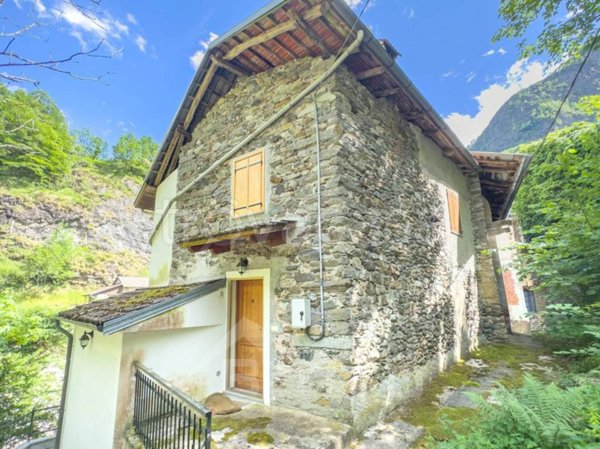 casa indipendente in vendita a Cravagliana