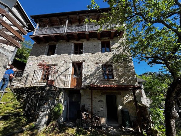 casa indipendente in vendita a Cravagliana