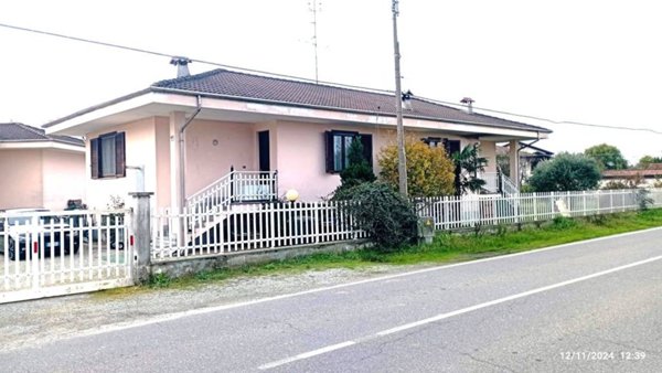 casa indipendente in vendita a Crescentino