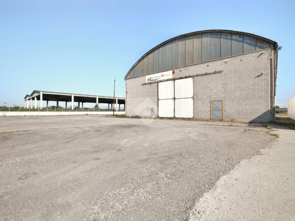 locale commerciale in vendita a Crescentino in zona Campagna