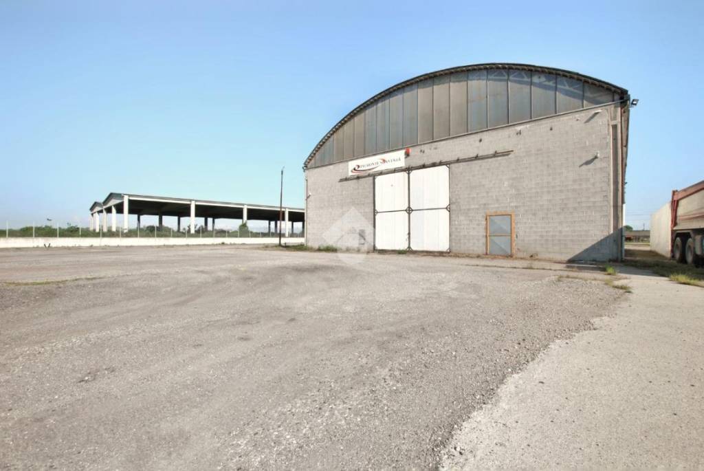 locale commerciale in vendita a Crescentino in zona Campagna