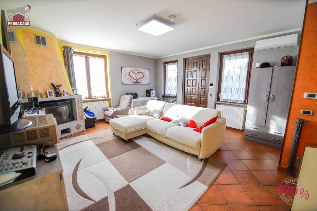 casa indipendente in vendita a Crescentino in zona Campagna