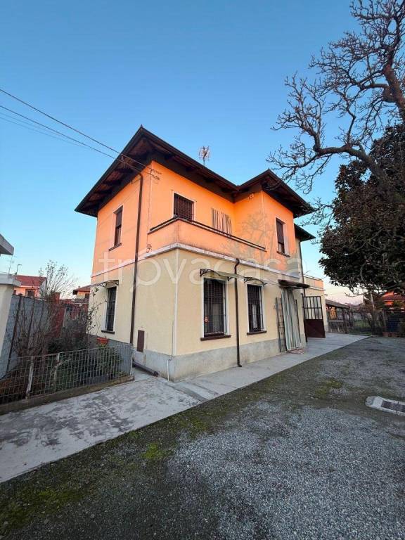 casa indipendente in vendita a Crescentino in zona Campagna