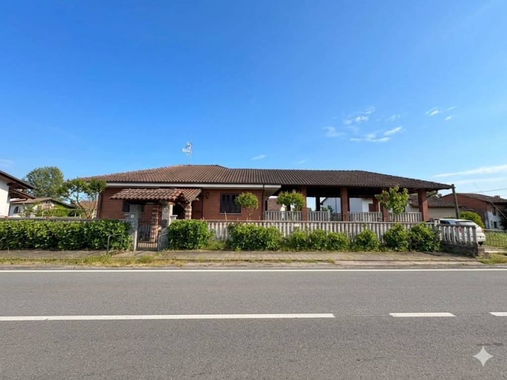 casa indipendente in vendita a Crescentino in zona Caravini