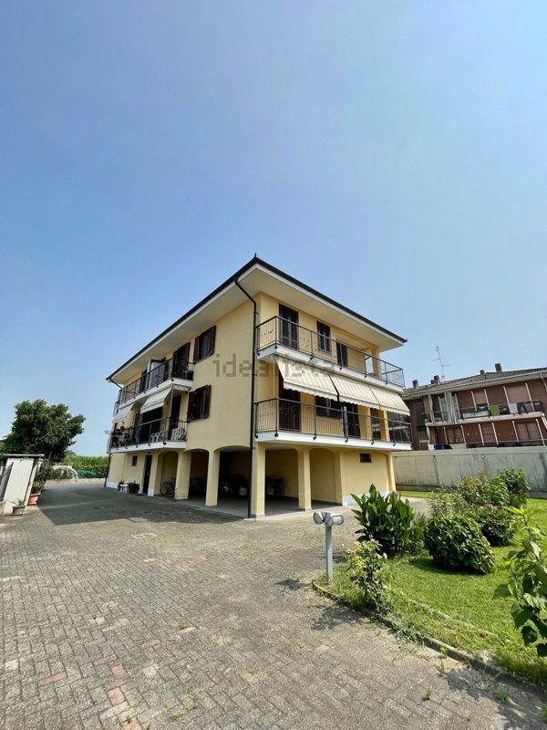 appartamento in vendita a Crescentino in zona Mezzi Po