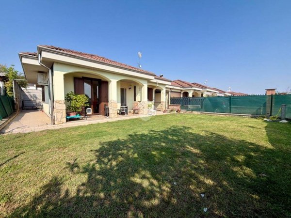 casa indipendente in vendita a Crescentino in zona Campagna