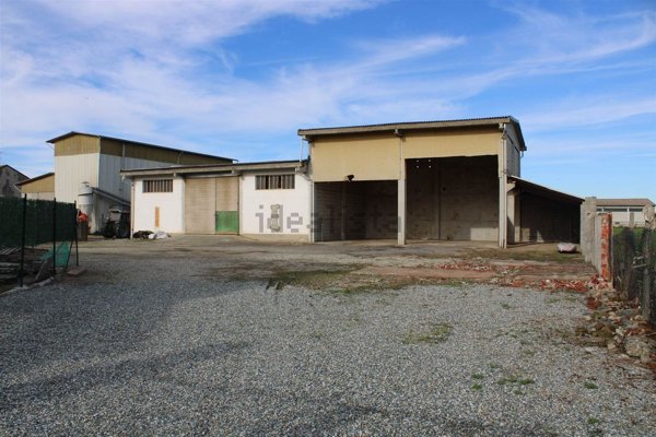 locale di sgombero in vendita a Desana