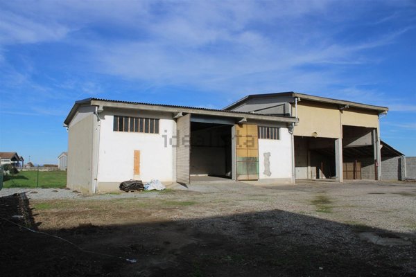 locale di sgombero in vendita a Desana