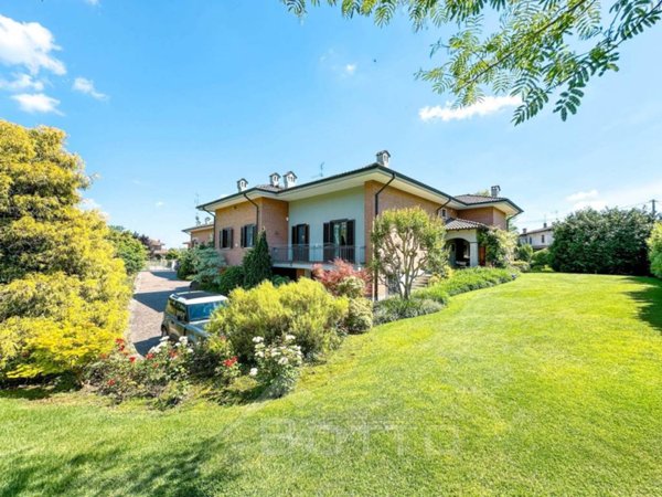 casa indipendente in vendita a Gattinara