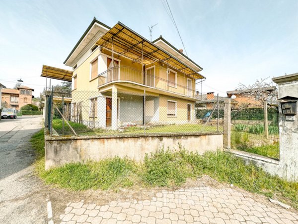 casa indipendente in vendita a Gattinara