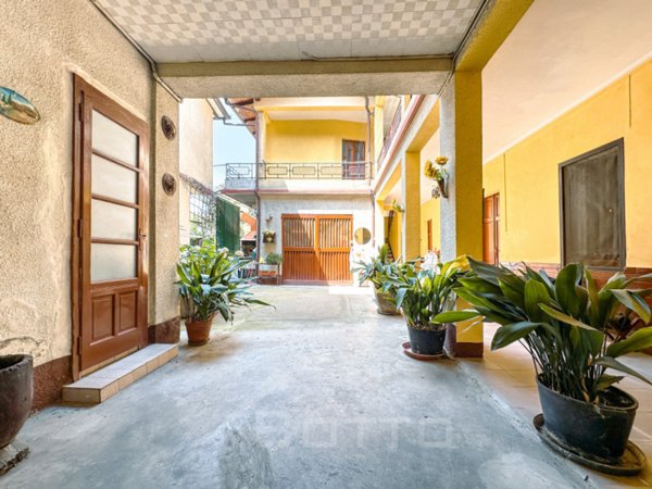 casa indipendente in vendita a Gattinara