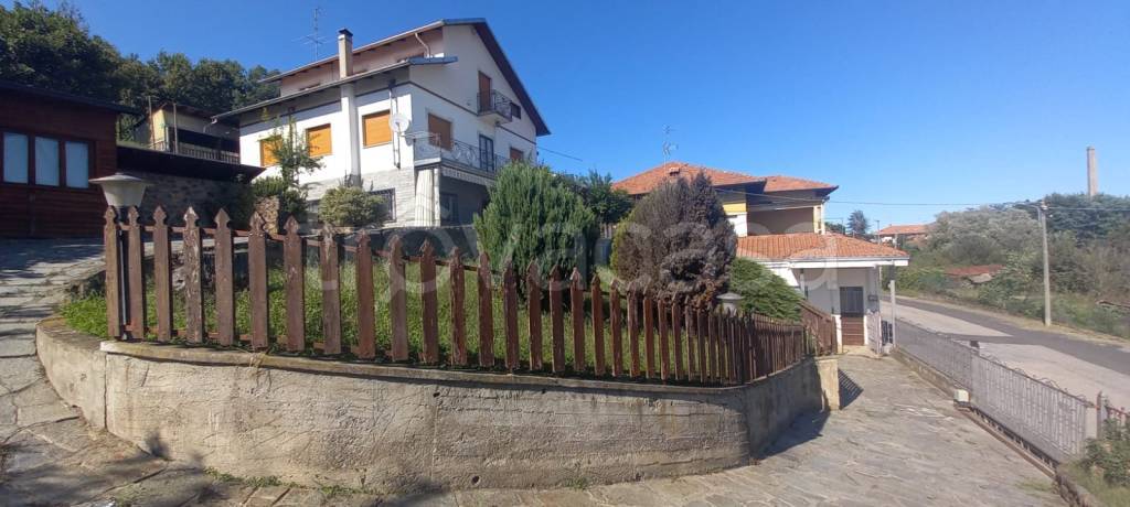 casa indipendente in vendita a Gattinara
