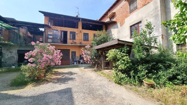 casa indipendente in vendita a Gattinara