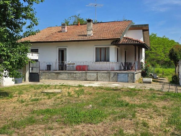 casa indipendente in vendita a Gattinara
