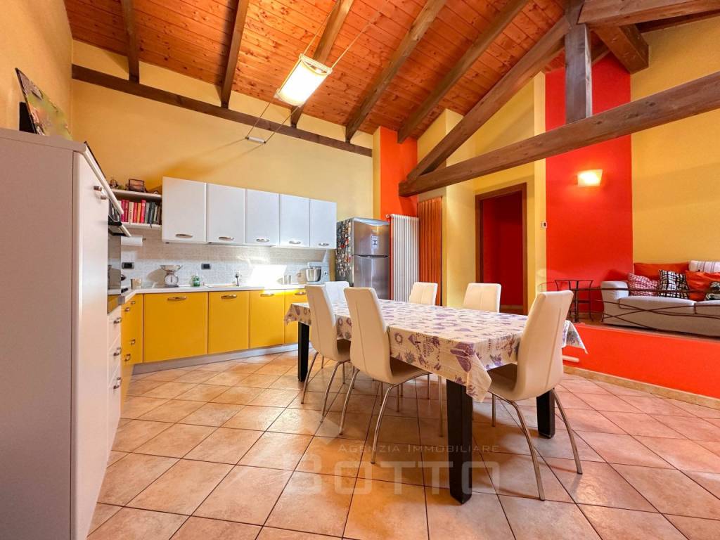 casa indipendente in vendita a Gattinara
