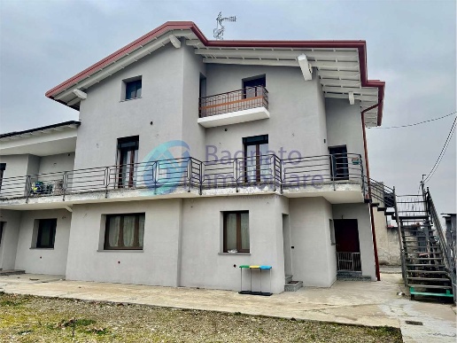 casa indipendente in vendita a Gattinara