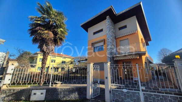 casa indipendente in vendita a Gattinara