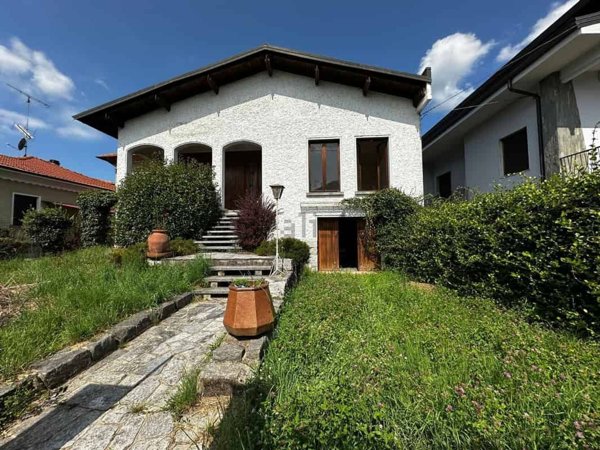 casa indipendente in vendita a Gattinara