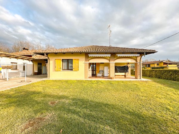 casa indipendente in vendita a Gattinara