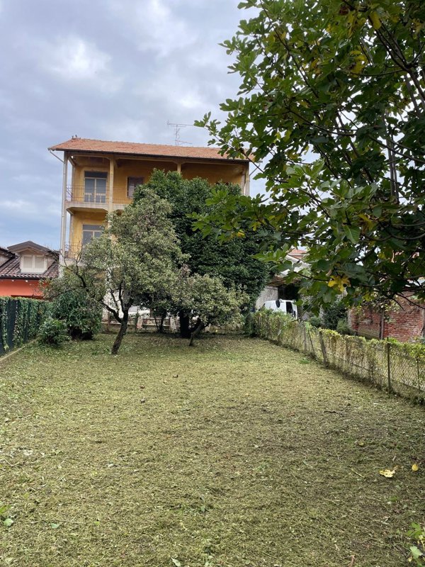 casa indipendente in vendita a Gattinara